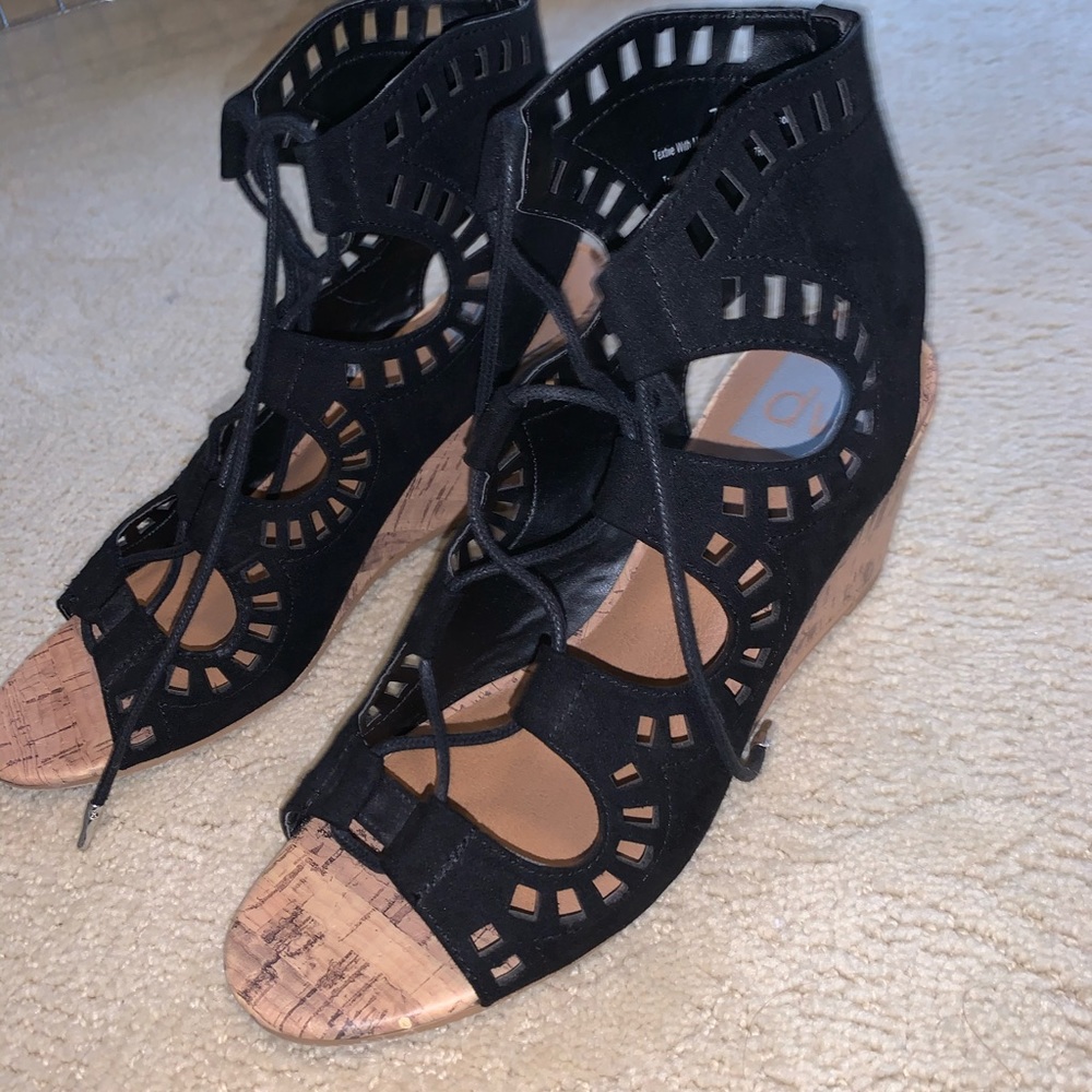 Black strappy sandels with heal!!